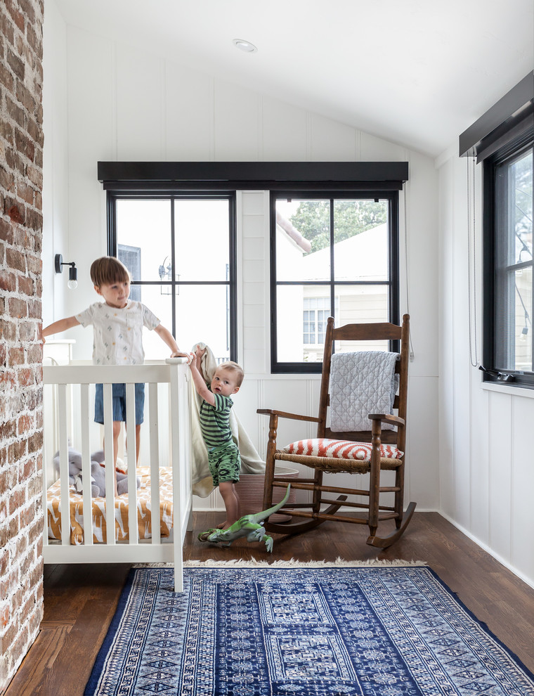 Neutrales Mediterranes Babyzimmer mit weißer Wandfarbe, braunem Holzboden und braunem Boden in Sacramento