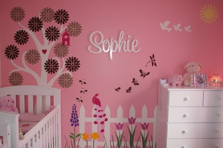 他の地域にあるお手頃価格の巨大なコンテンポラリースタイルのおしゃれな赤ちゃん部屋 (ピンクの壁、女の子用) の写真