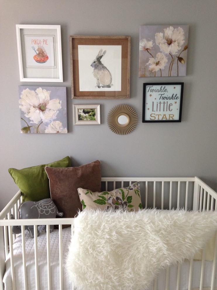 ボストンにある低価格の小さなトランジショナルスタイルのおしゃれな赤ちゃん部屋 (グレーの壁、濃色無垢フローリング、男女兼用) の写真