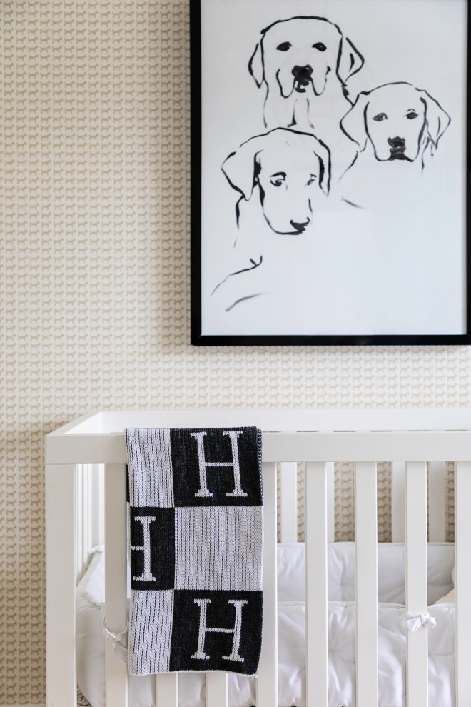 Foto di una cameretta per neonato classica di medie dimensioni con pareti beige, moquette, pavimento beige e carta da parati