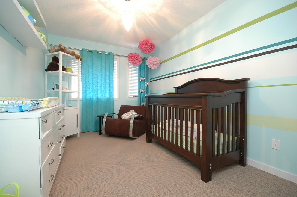 На фото: маленькая нейтральная комната для малыша в классическом стиле с разноцветными стенами и ковровым покрытием для на участке и в саду