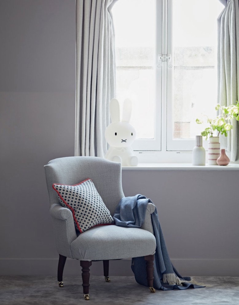 Inspiration pour une chambre de bébé fille design de taille moyenne avec un mur beige, moquette et un sol beige.