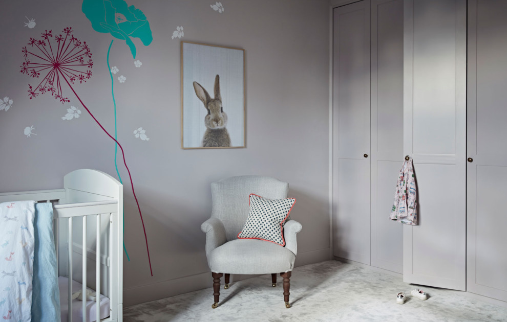 На фото: комната для малыша среднего размера в современном стиле с бежевыми стенами, ковровым покрытием и бежевым полом для девочки с