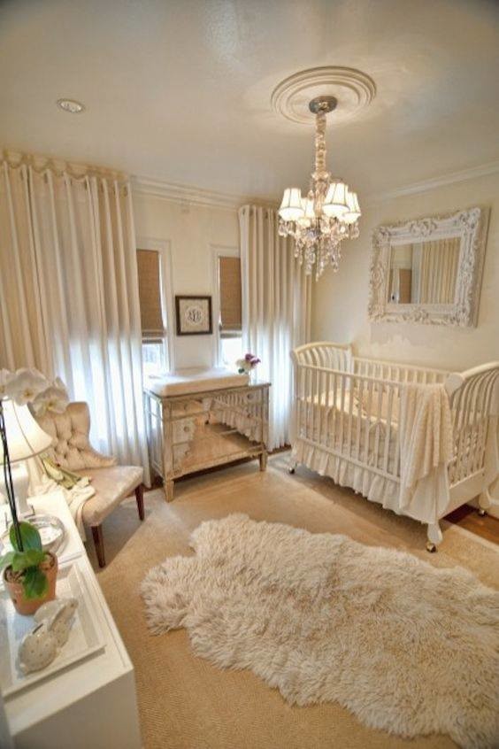 Ispirazione per una cameretta per neonata chic di medie dimensioni con pareti bianche, parquet scuro e pavimento marrone