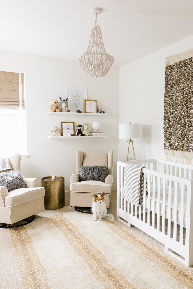 デンバーにあるカントリー風のおしゃれな赤ちゃん部屋 (白い壁、男女兼用) の写真