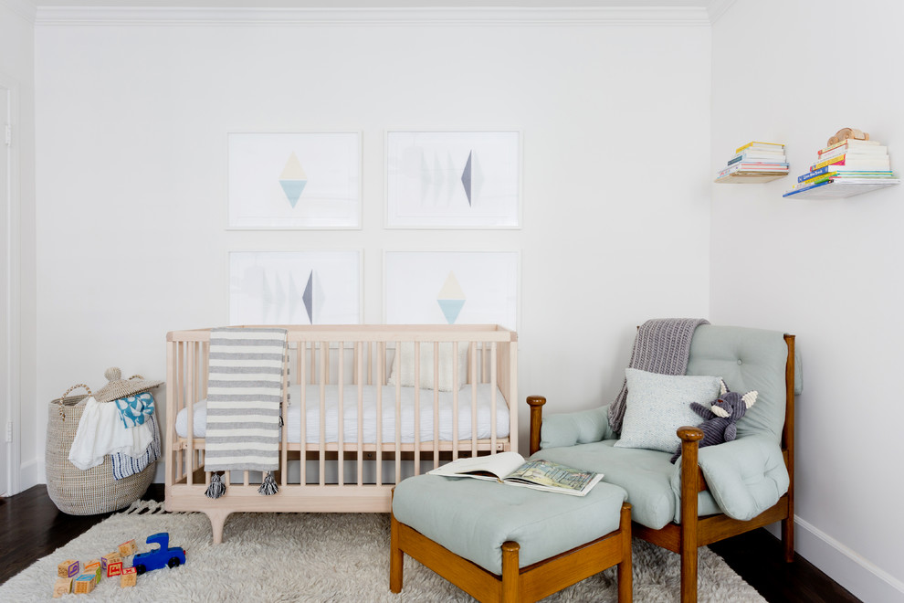 ロサンゼルスにあるトランジショナルスタイルのおしゃれな赤ちゃん部屋 (白い壁、濃色無垢フローリング、男女兼用、茶色い床) の写真