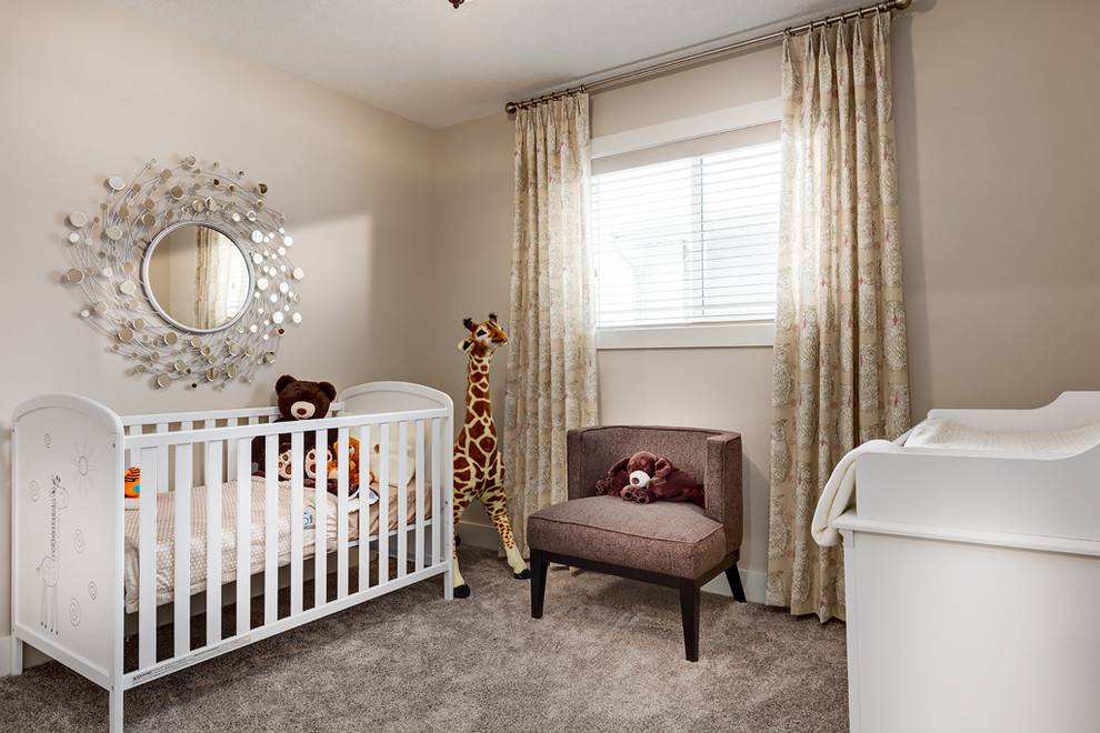 Cette image montre une chambre de bébé neutre traditionnelle avec un mur marron, moquette et un sol gris.