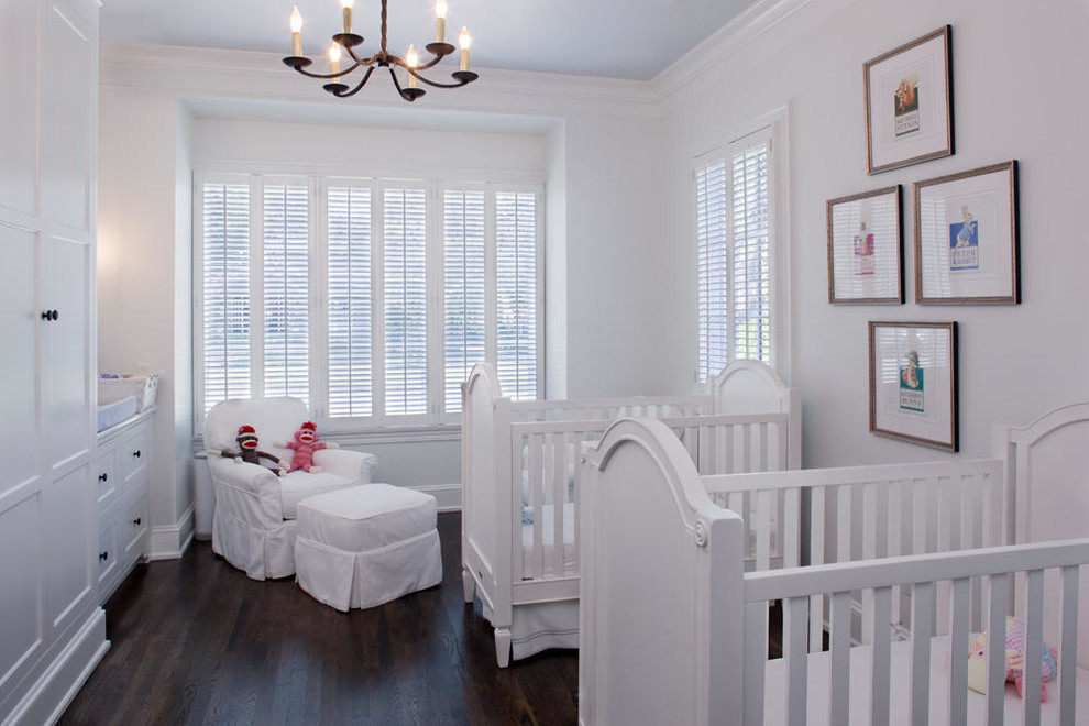 Cette image montre une chambre de bébé traditionnelle de taille moyenne.
