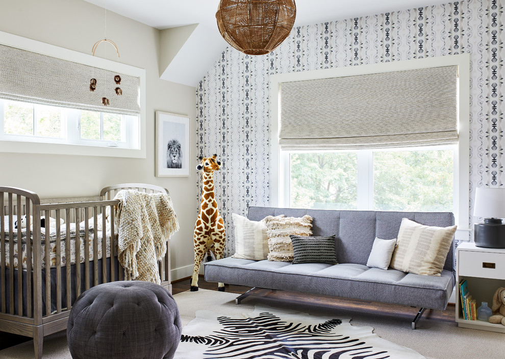 ワシントンD.C.にある高級な中くらいなトランジショナルスタイルのおしゃれな赤ちゃん部屋 (ベージュの壁、カーペット敷き、男女兼用、ベージュの床) の写真