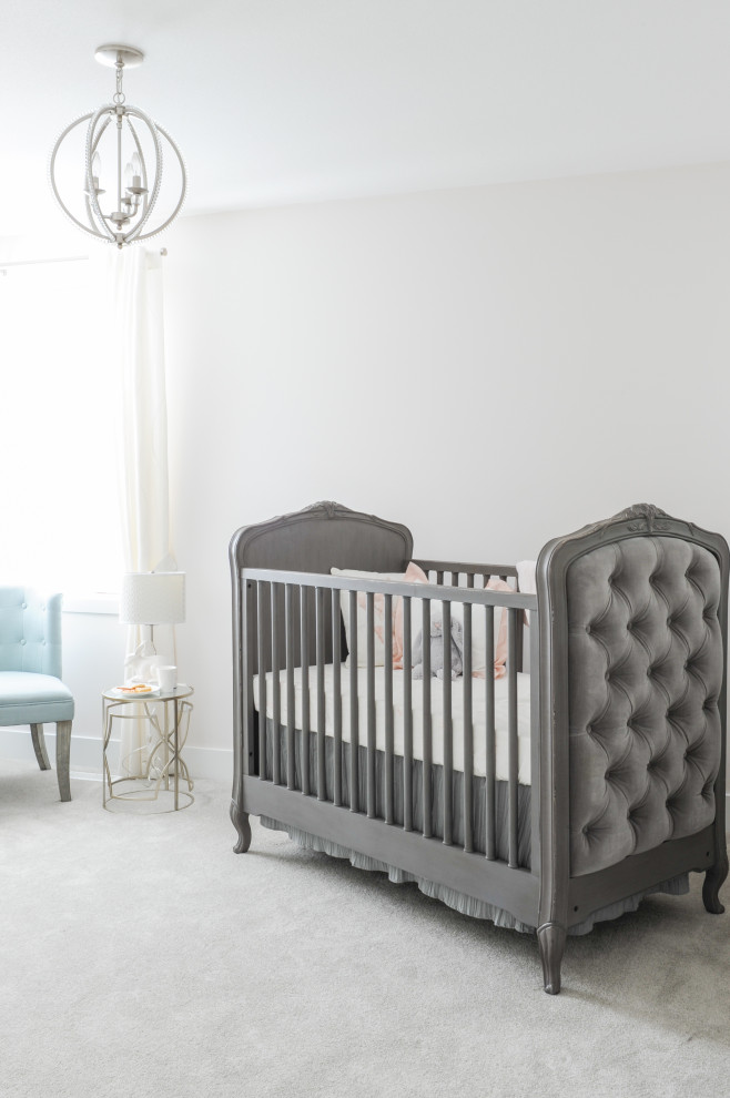 На фото: комната для малыша среднего размера в стиле неоклассика (современная классика) с ковровым покрытием и бежевым полом для девочки с