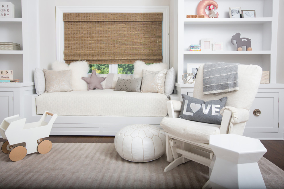 Diseño de habitación de bebé neutra clásica renovada con paredes beige, suelo de madera en tonos medios y suelo gris