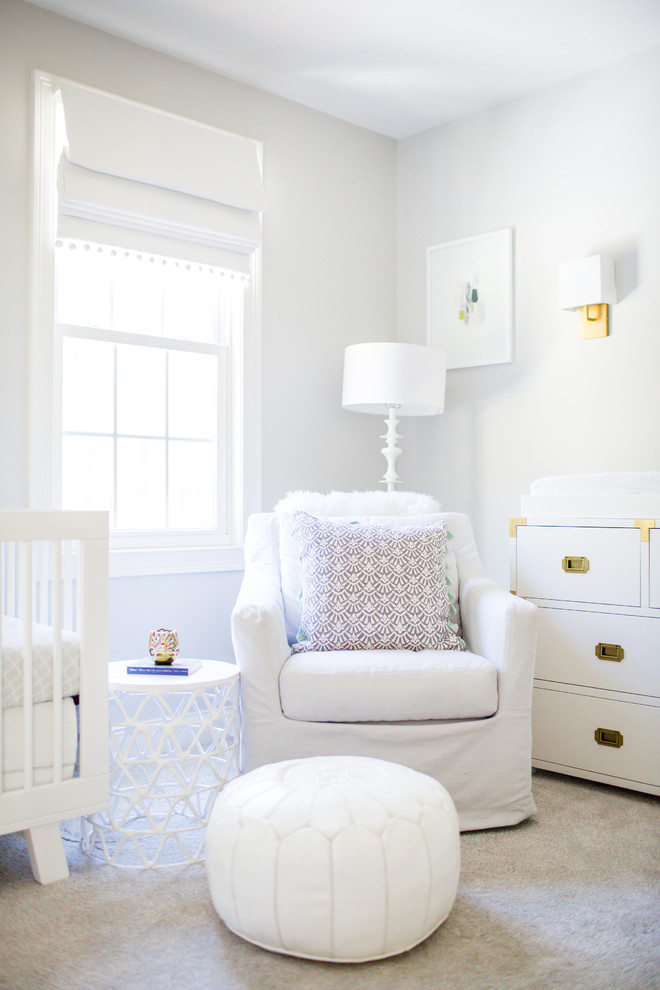 Foto de habitación de bebé niña clásica renovada de tamaño medio con paredes grises, moqueta y suelo gris