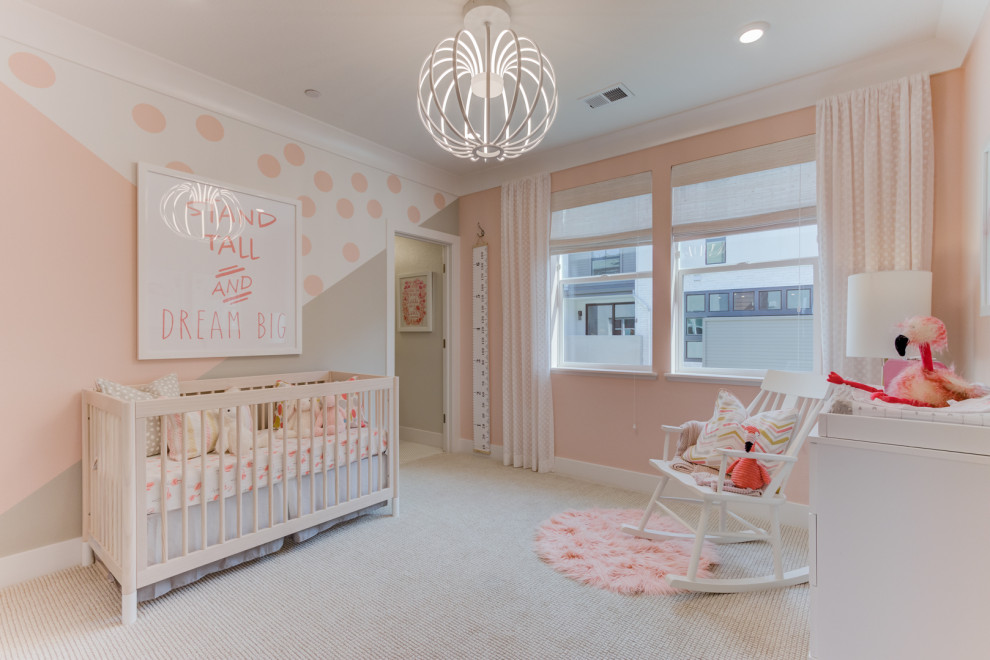 Ispirazione per una cameretta per neonata chic con moquette, pavimento beige, pareti rosa e carta da parati