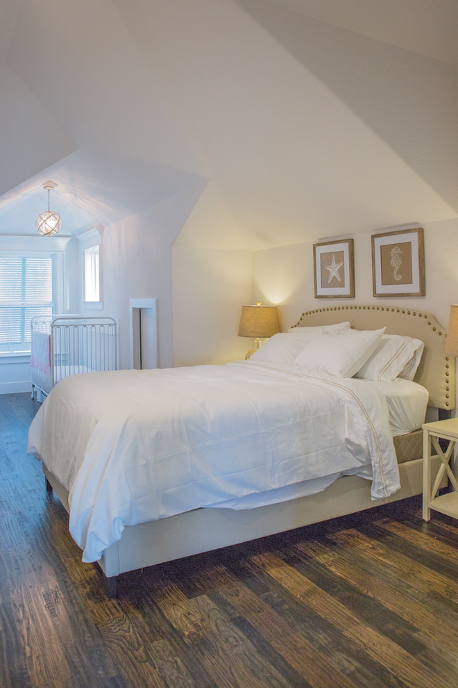 Idée de décoration pour une grande chambre de bébé neutre tradition avec un mur blanc, parquet foncé et un sol marron.