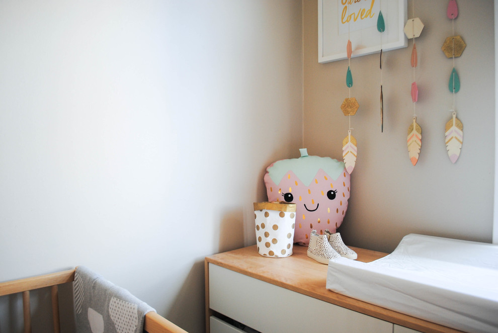 Idee per una piccola cameretta per neonata chic con pareti bianche