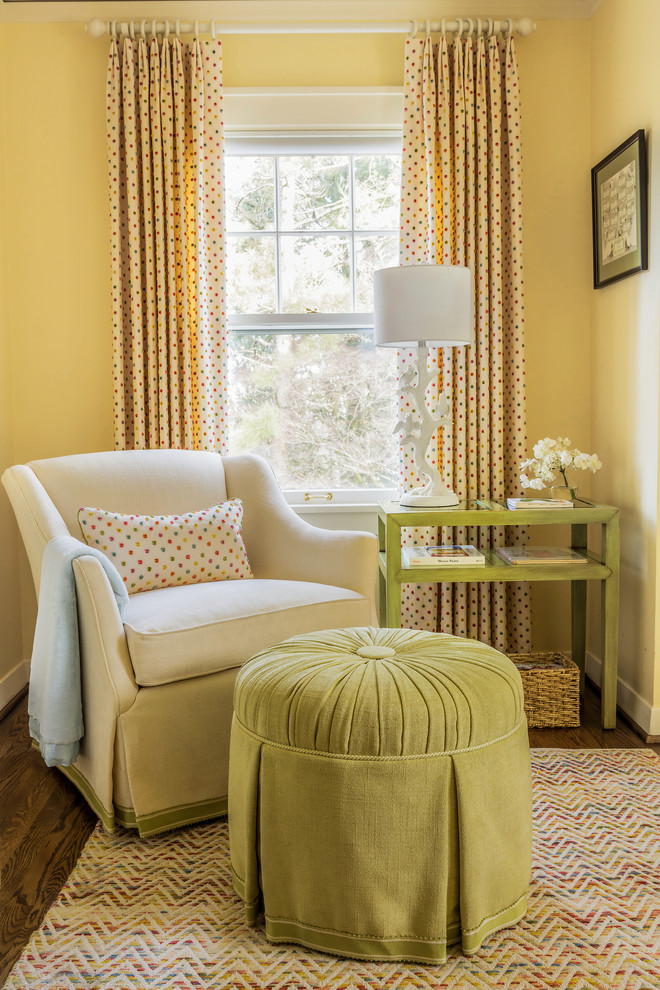 Стильный дизайн: нейтральная комната для малыша среднего размера в стиле неоклассика (современная классика) с желтыми стенами и темным паркетным полом - последний тренд