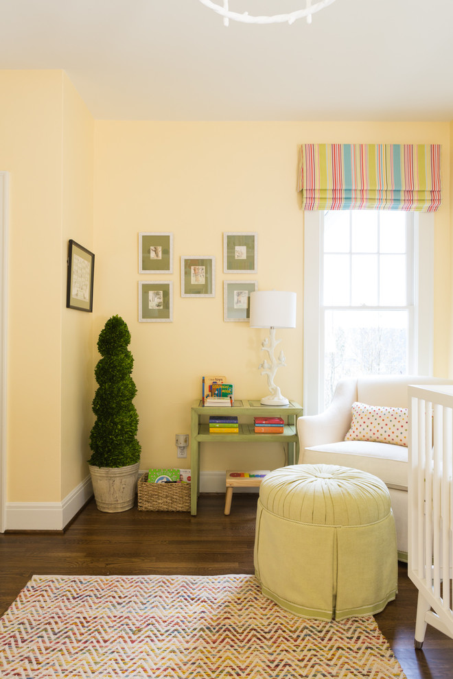 Пример оригинального дизайна: нейтральная комната для малыша в стиле неоклассика (современная классика) с желтыми стенами и темным паркетным полом