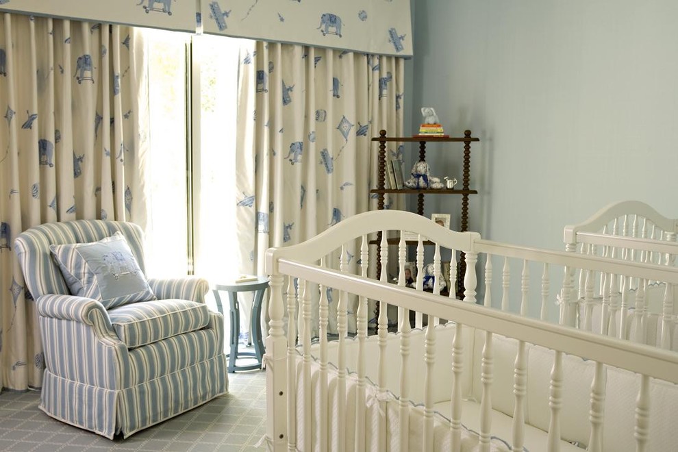 Réalisation d'une chambre de bébé neutre tradition avec un mur bleu et moquette.