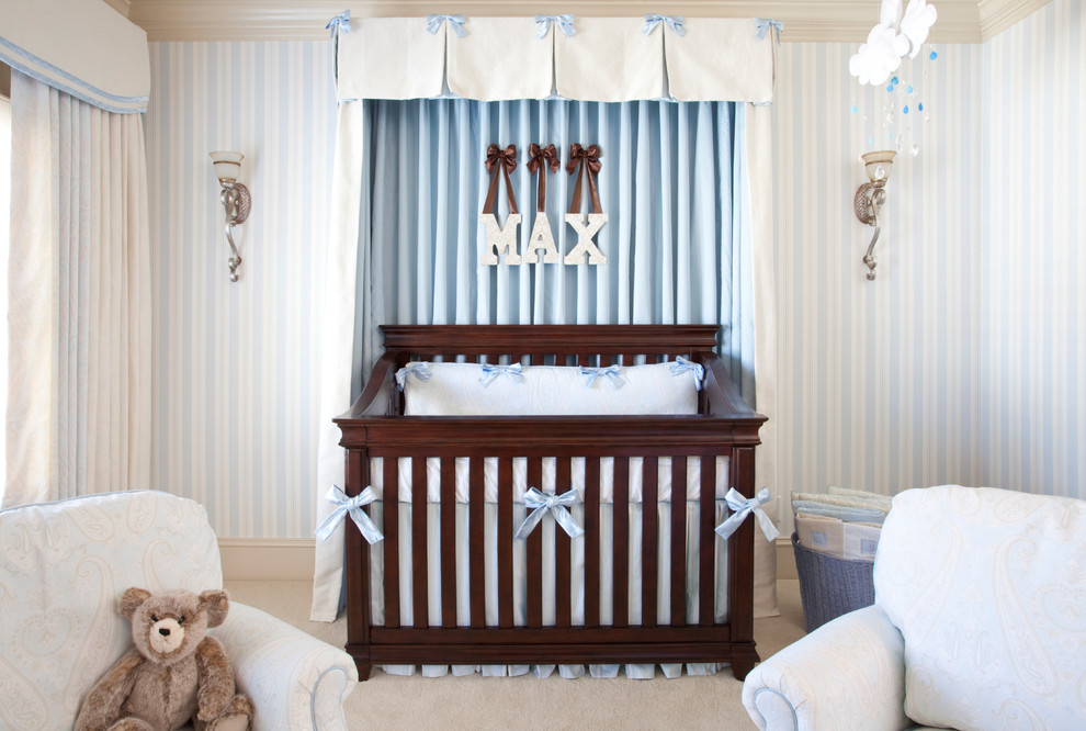 Cette image montre une chambre de bébé garçon traditionnelle.