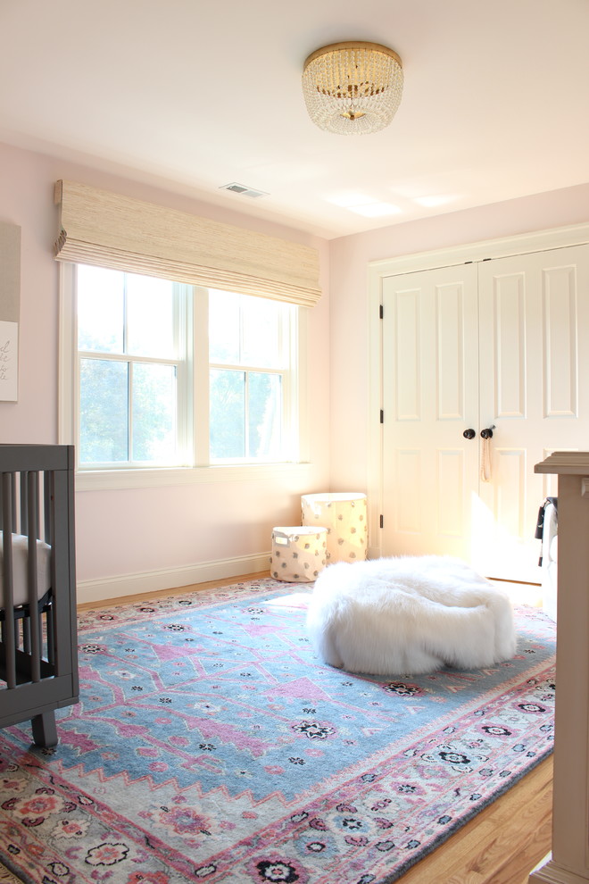 Источник вдохновения для домашнего уюта: комната для малыша в стиле неоклассика (современная классика) для девочки