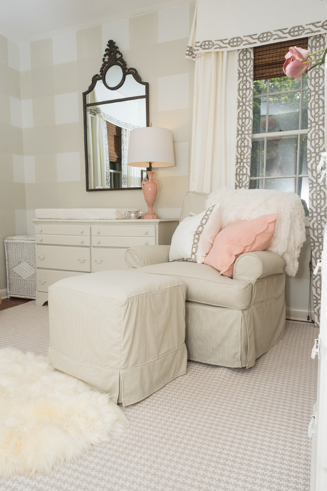 Kleines Klassisches Babyzimmer mit beiger Wandfarbe, braunem Holzboden und braunem Boden in Charleston