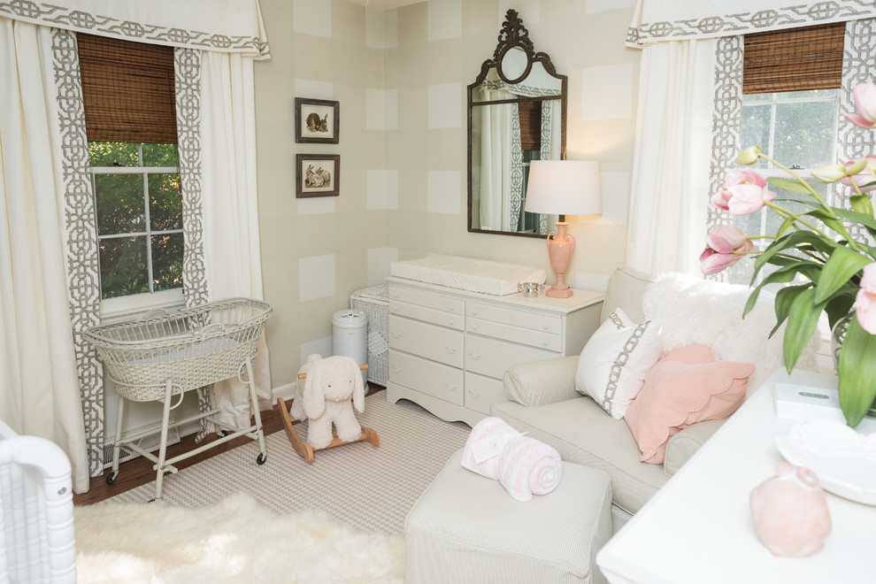 チャールストンにあるお手頃価格の小さなトラディショナルスタイルのおしゃれな赤ちゃん部屋 (ベージュの壁、無垢フローリング、女の子用、茶色い床) の写真