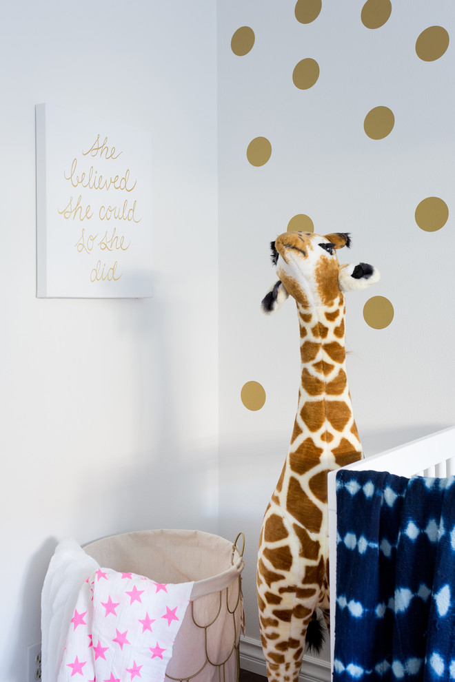 Modelo de habitación de bebé niña bohemia pequeña con paredes blancas, suelo laminado y suelo marrón
