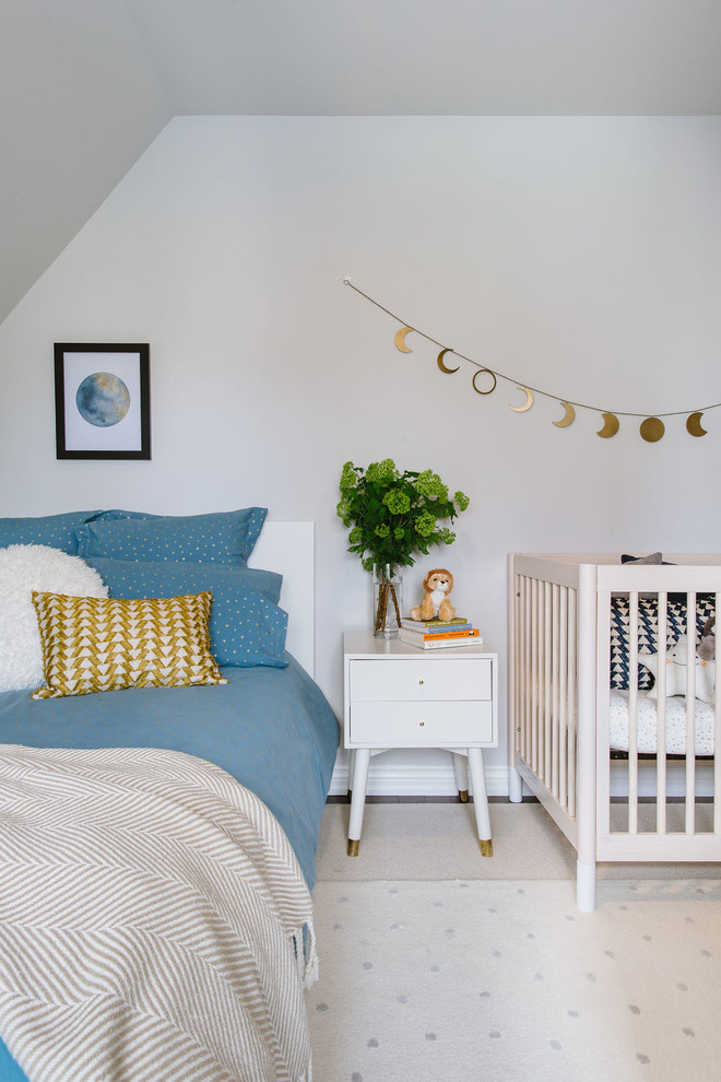 Idées déco pour une chambre de bébé neutre scandinave de taille moyenne avec un mur gris.