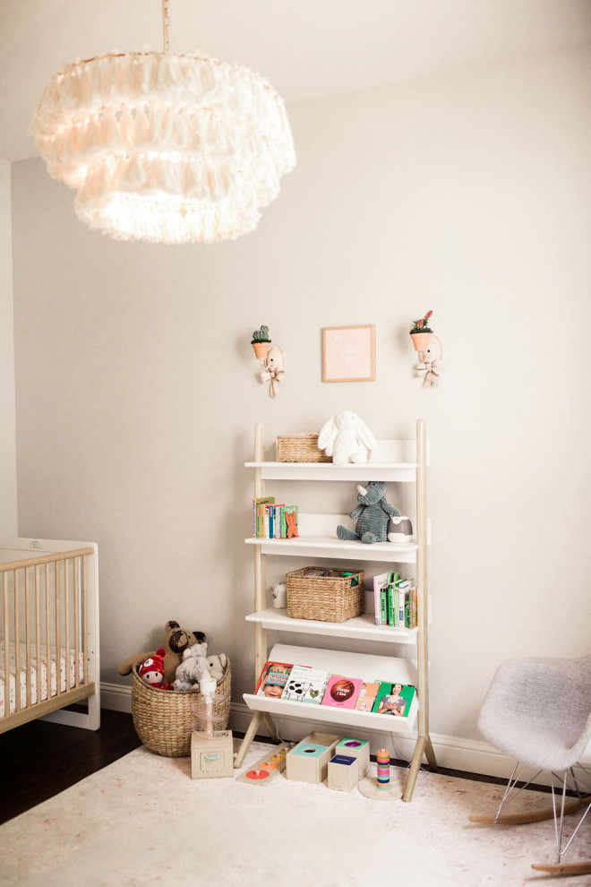 Idées déco pour une chambre de bébé fille campagne de taille moyenne avec un mur gris, parquet foncé et un sol marron.