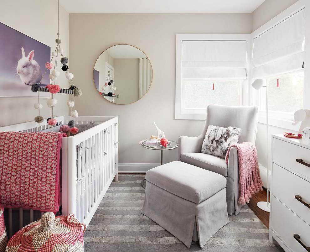 シカゴにある高級な中くらいなコンテンポラリースタイルのおしゃれな赤ちゃん部屋 (女の子用、ベージュの壁、無垢フローリング、茶色い床) の写真
