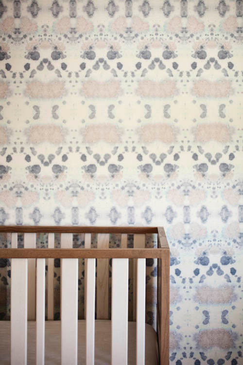 Imagen de habitación de bebé niña clásica renovada con paredes multicolor y suelo de madera oscura