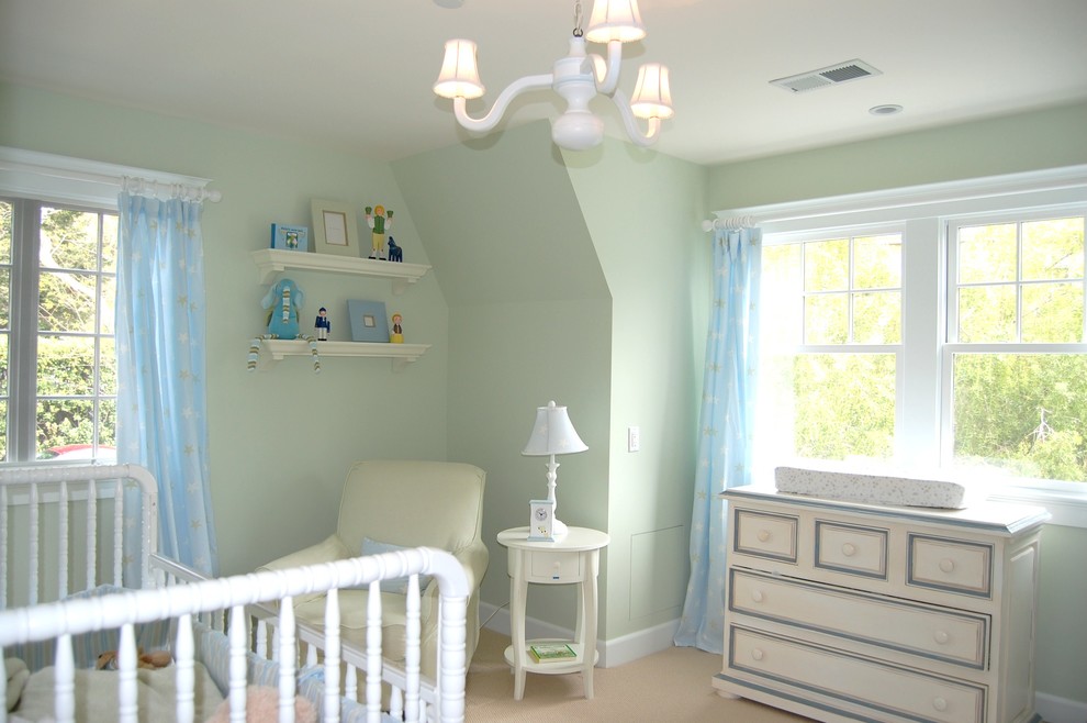 Пример оригинального дизайна: нейтральная комната для малыша среднего размера в стиле неоклассика (современная классика) с синими стенами, ковровым покрытием и бежевым полом
