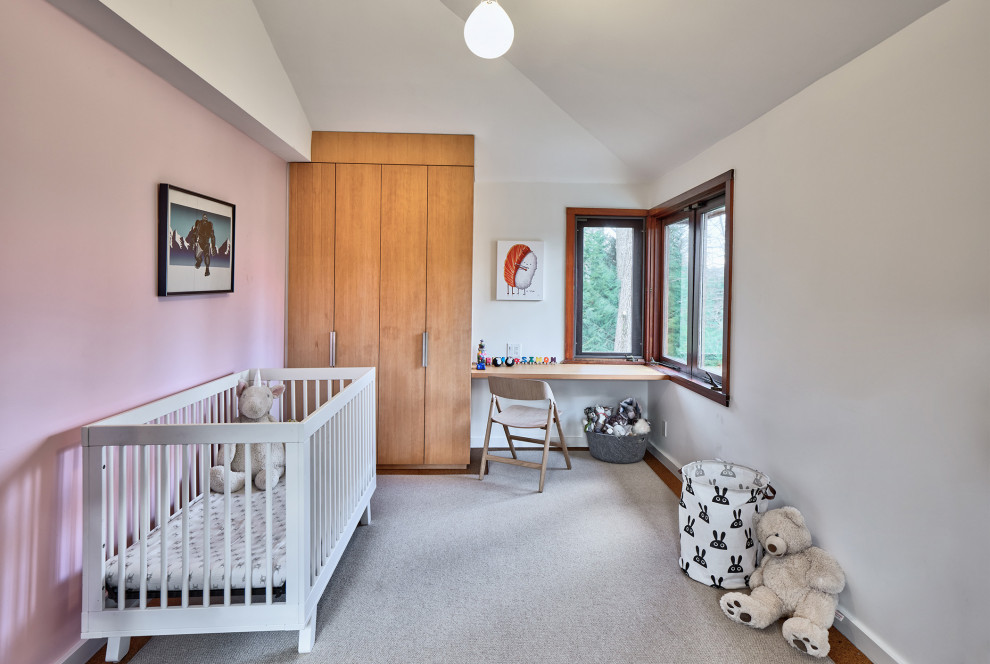 Retro inredning av ett mellanstort babyrum, med rosa väggar och korkgolv