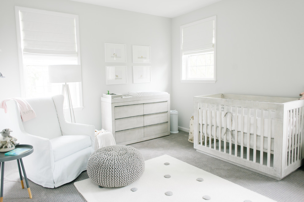 На фото: нейтральная комната для малыша в скандинавском стиле с серыми стенами, ковровым покрытием и серым полом