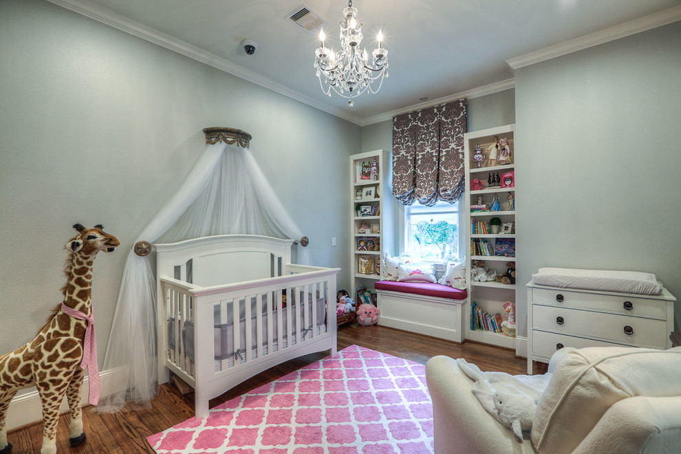 Großes Klassisches Babyzimmer mit grauer Wandfarbe, dunklem Holzboden und braunem Boden in Houston