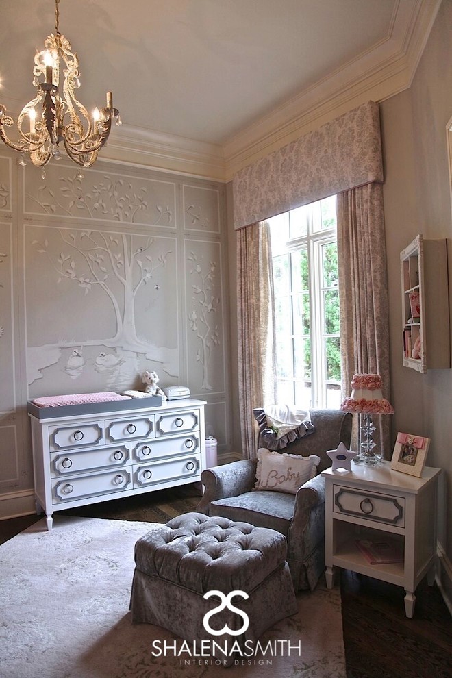 Imagen de habitación de bebé niña clásica renovada con paredes grises y suelo de madera oscura