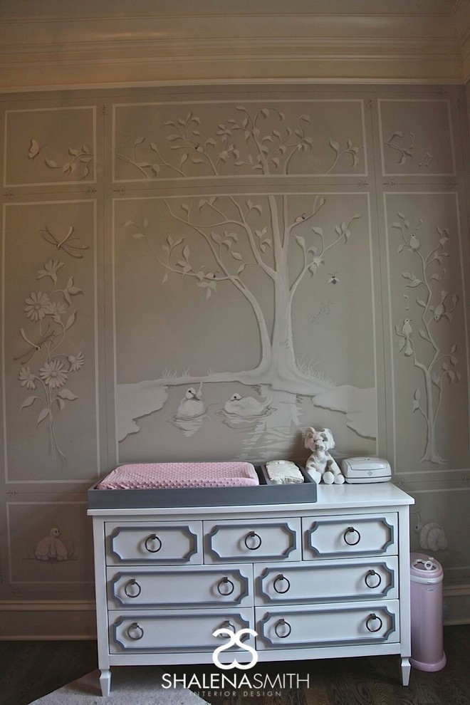 Klassisk inredning av ett babyrum, med grå väggar och mörkt trägolv