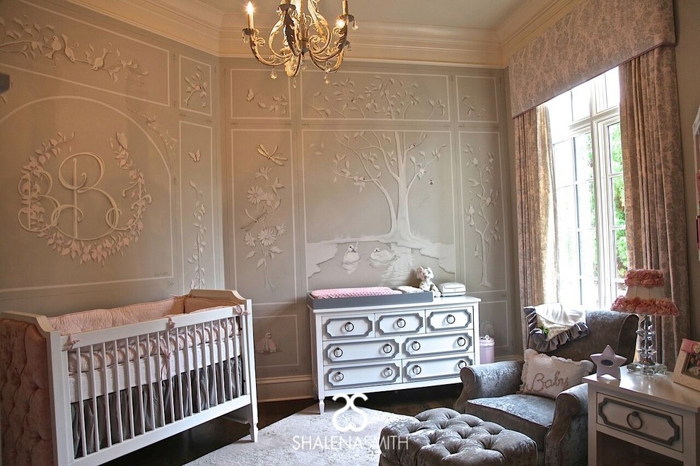 Réalisation d'une chambre de bébé fille tradition avec un mur gris et parquet foncé.