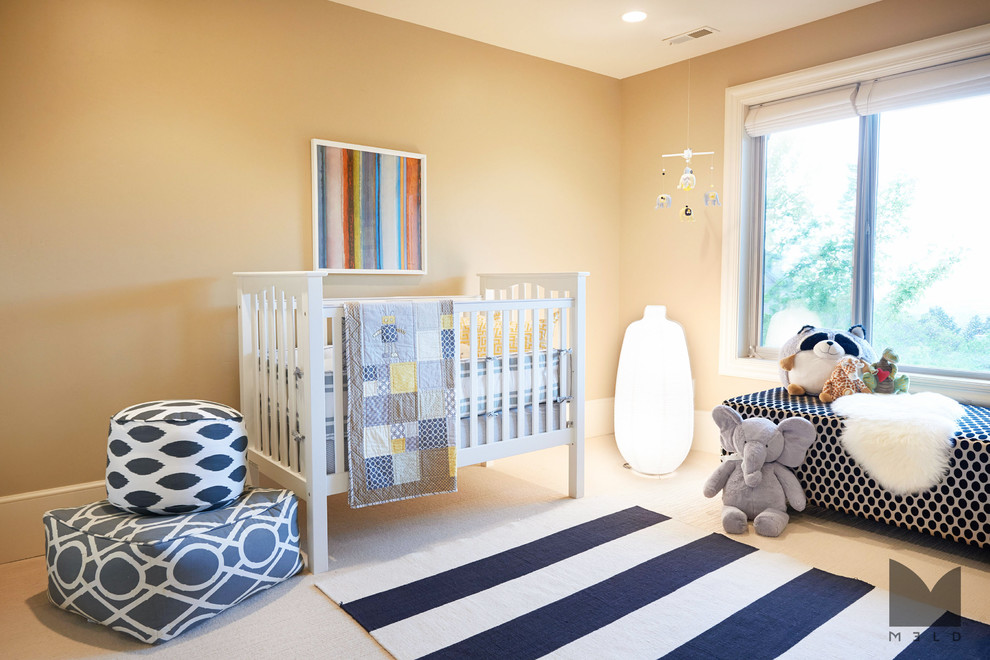 Mittelgroßes, Neutrales Modernes Babyzimmer mit beiger Wandfarbe und Teppichboden in Salt Lake City