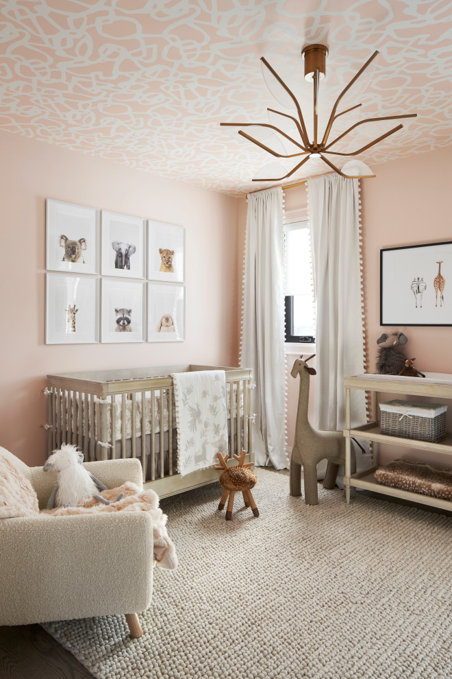 トロントにある広いトランジショナルスタイルのおしゃれな赤ちゃん部屋 (ピンクの壁、クロスの天井、男女兼用、照明) の写真