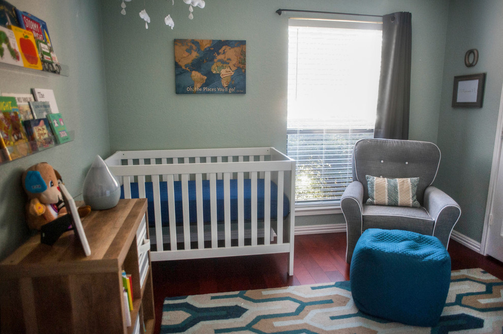 Свежая идея для дизайна: маленькая комната для малыша в стиле модернизм с зелеными стенами, темным паркетным полом и коричневым полом для на участке и в саду, мальчика - отличное фото интерьера