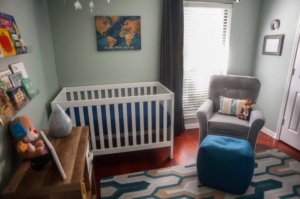 Идея дизайна: маленькая комната для малыша в стиле модернизм с зелеными стенами, темным паркетным полом и коричневым полом для на участке и в саду, мальчика