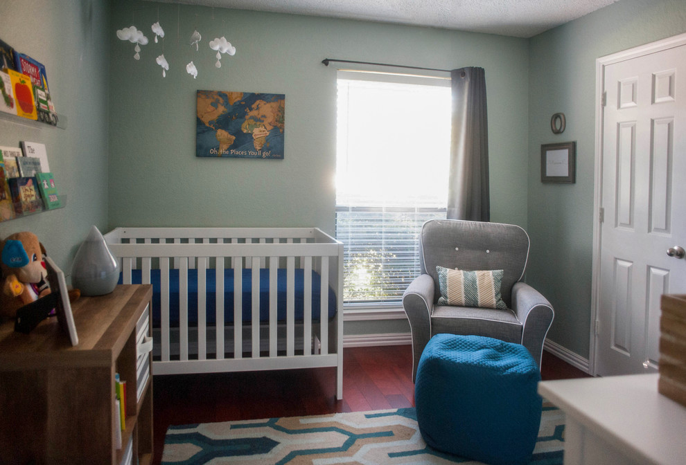 Cette photo montre une petite chambre de bébé garçon moderne avec un mur vert, parquet foncé et un sol marron.