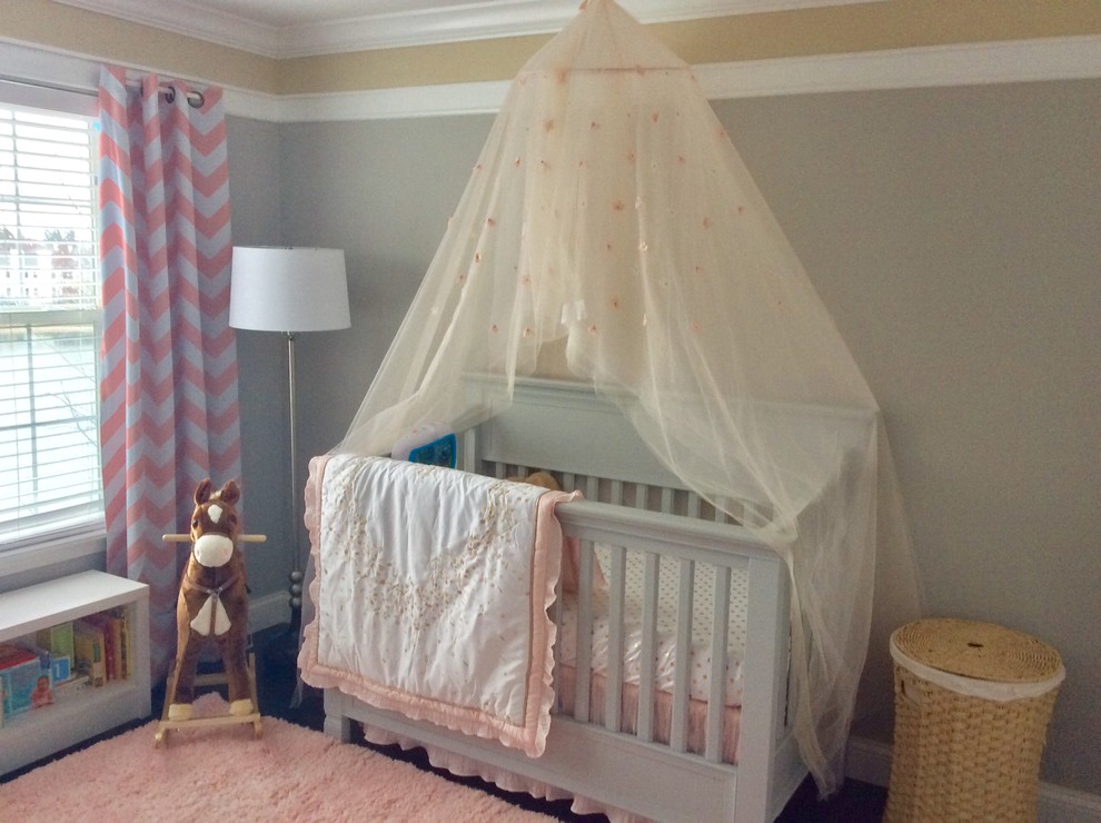 Foto de habitación de bebé niña clásica de tamaño medio con paredes grises y suelo de bambú