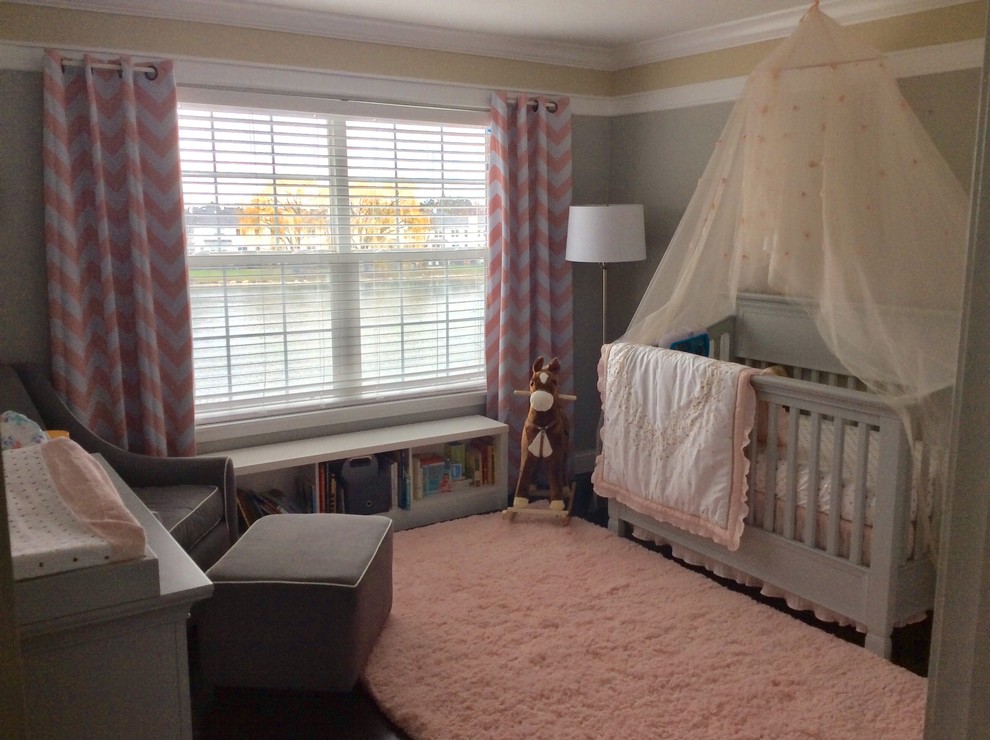 Modelo de habitación de bebé niña clásica de tamaño medio con paredes grises y suelo de bambú