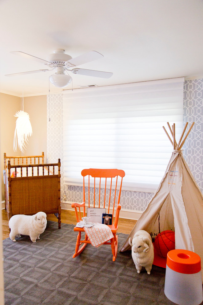 Foto de habitación de bebé neutra tradicional renovada grande con paredes grises y suelo de madera en tonos medios