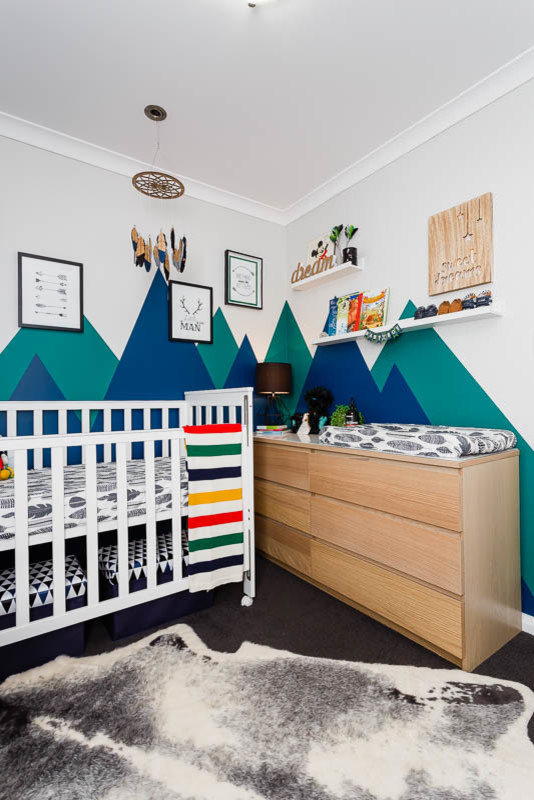 Ejemplo de habitación de bebé niño clásica renovada pequeña con paredes azules y moqueta