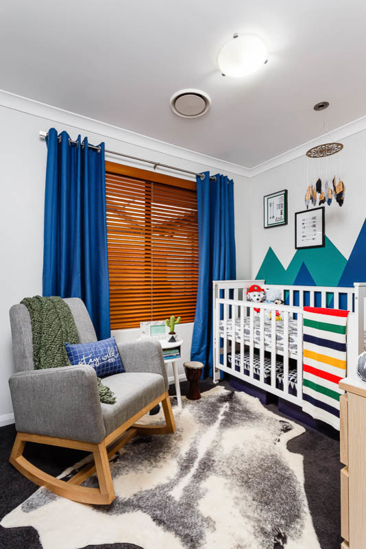 Idée de décoration pour une petite chambre de bébé garçon tradition avec un mur bleu et moquette.