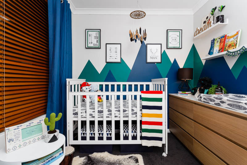 Kleines Klassisches Babyzimmer mit blauer Wandfarbe und Teppichboden in Perth