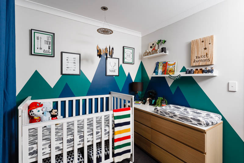 Пример оригинального дизайна: маленькая комната для малыша в стиле неоклассика (современная классика) с синими стенами и ковровым покрытием для на участке и в саду, мальчика